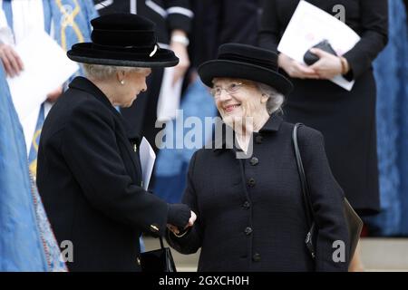 La Regina Elisabetta II incontra Lady June Hillary, moglie di Sir Edmund Hillary al servizio del Ringraziamento per la vita del conquistatore Everest Sir Edmund Hillary alla Cappella di St. George, Windsor, Inghilterra. Foto Stock