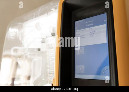 Il vino del laboratorio con tradizionali e moderne apparecchiature Foto Stock