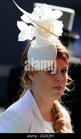 La principessa Beatrice partecipa al Ladies Day all'ippodromo Royal Ascot nel Berkshire. Foto Stock