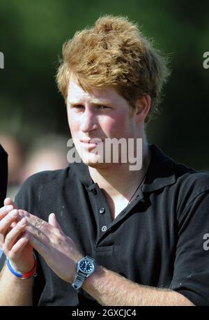 Prince Harry partecipa a una partita di polo benefica presso il Beaufort Polo Club di Gloucestershire. Foto Stock