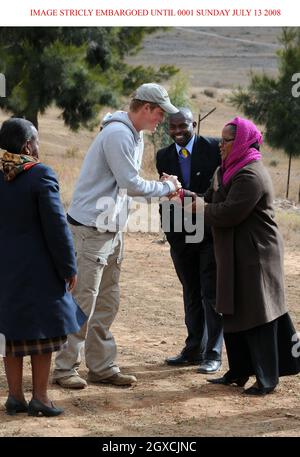 IMBARAZZATO FINO al 00.01 DOMENICA 13 LUGLIO il Principe Harry incontra il personale chiave durante una visita all'unità di consulenza per bambini del Lesotho a Maseru il 9 luglio 2008. La carità del principe Sentebale lavora con la LCCU per fornire una casa sicura per i bambini abusati. Foto Stock