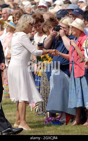 Camilla, Duchessa di Cornovaglia incontra la gente del posto durante una visita allo spettacolo dei fiori di Sandringham il 30 luglio 2008 a Sandringham, Inghilterra. *** Didascalia locale *** Foto Stock