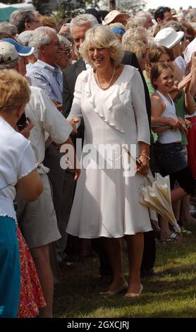 Camilla, Duchessa di Cornovaglia incontra la gente del posto durante una visita allo spettacolo dei fiori di Sandringham il 30 luglio 2008 a Sandringham, Inghilterra. Foto Stock