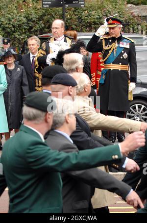 La baronessa Margaret Thatcher, ex primo ministro britannico Tony Blair, Lord Mayor di Londra e Prince Charles, Prince of Wales guardano il passato di marcia al Commemorative Service britannico per le operazioni dell'Irlanda del Nord alla Catherderal di St Paul il 10 settembre 2008 a Londra, Inghilterra. Foto Stock