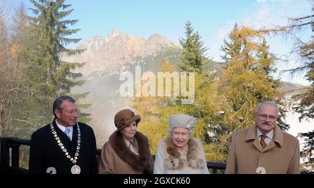 La regina Elisabetta II, il presidente Ivan Gasparovic (R) e la moglie Silvia Gasparovic visitano la stazione sciistica di Hrebienok il secondo giorno di una visita di Stato in Slovacchia il 24 ottobre 2008. Foto Stock