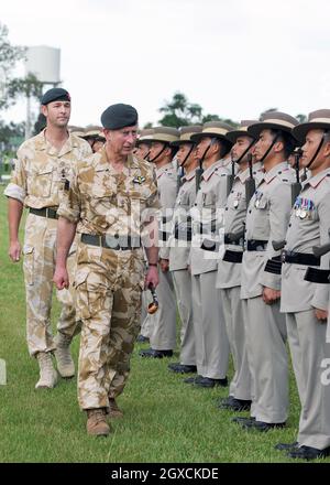 Il Principe di Galles ispeziona una guardia d'onore di Gurkha quando arriva alla guarnigione di Seria a Brunei per una parte del Tour reale dell'Estremo Oriente. Foto Stock