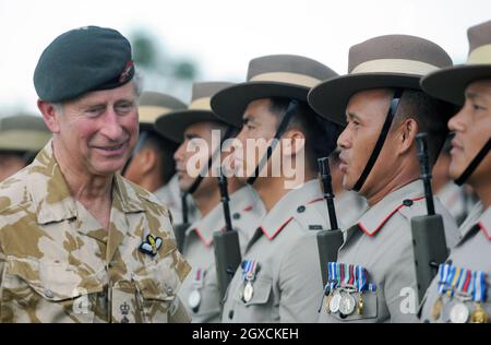 Il Principe di Galles ispeziona una guardia d'onore di Gurkha quando arriva alla guarnigione di Seria a Brunei per una parte del Tour reale dell'Estremo Oriente. Foto Stock