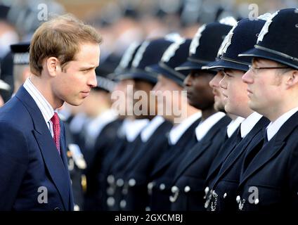 Il principe William esamina i nuovi ufficiali laureati alla loro sfilata di passaggio in una visita all'Hendon Police Training College di Londra. Foto Stock