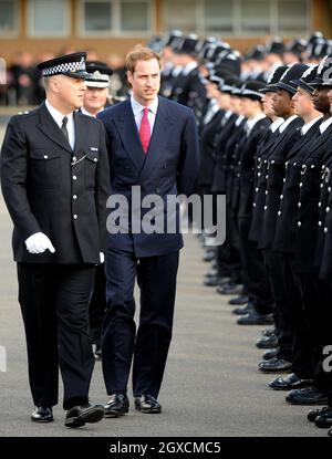 Il principe William esamina i nuovi ufficiali laureati alla loro sfilata di passaggio in una visita all'Hendon Police Training College di Londra. Foto Stock