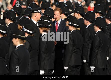 Il principe William esamina i nuovi ufficiali laureati alla loro sfilata di passaggio in una visita all'Hendon Police Training College di Londra. Foto Stock