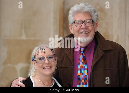 Rolf Harris e la moglie ALWEN Hughes arrivano a Westminster Abbey per un servizio commemorativo per le vittime del Bushfire a Victoria, Australia Foto Stock