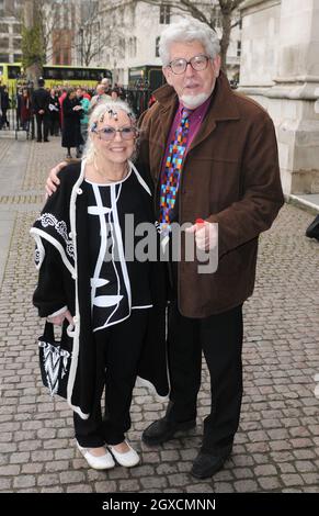 Rolf Harris e la moglie ALWEN Hughes arrivano a Westminster Abbey per un servizio commemorativo per le vittime del Bushfire a Victoria, Australia Foto Stock