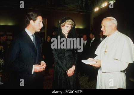 Papa Giovanni Paolo II incontra il Principe Carlo, Principe di Galles e Diana, Principessa del Galles, durante una visita in Vaticano nell'aprile 1985. Foto Stock