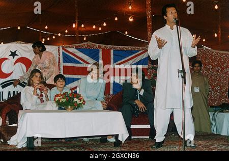Pakistan il cricketer Imran Khan che parla al suo ospedale di cancro durante una visita da Diana, principessa del Galles Foto Stock