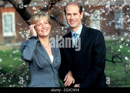 Il principe Edoardo, il figlio più giovane della regina Elisabetta II della Gran Bretagna, e la sua sposa-a-essere, Sophie Rhys-Jones, nel giardino del palazzo di St James dopo che il loro impegno è stato annunciato. Foto Stock