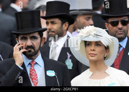 Sheikh Mohammed bin Rashed al Maktoum, Vice Presidente e primo Ministro degli Emirati Arabi Uniti, e la Principessa Haya Bint al Hussein partecipano al primo giorno di Royal Ascot 2009 all'ippodromo di Ascot, in Inghilterra. Foto Stock