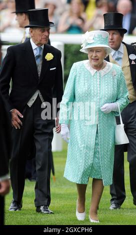 La Regina Elisabetta II e il Principe Filippo, Duca di Edinbugh partecipano alla Giornata delle Signore dell'Ascot reale all'ippodromo di Ascot Foto Stock