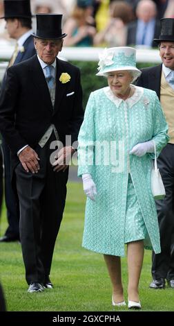 La Regina Elisabetta II e il Principe Filippo, Duca di Edinbugh partecipano alla Giornata delle Signore dell'Ascot reale all'ippodromo di Ascot Foto Stock