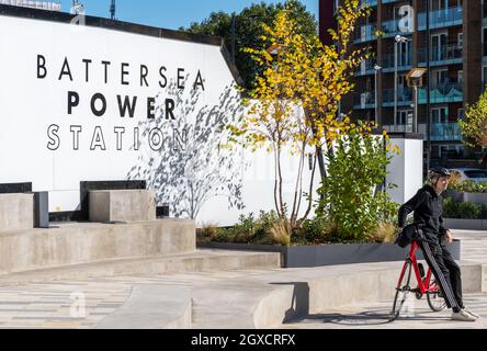 Londra. REGNO UNITO. 10.03.2021. Il piazzale della nuova centrale elettrica della metropolitana di Londra Battersea con il suo nome su un muro. Foto Stock