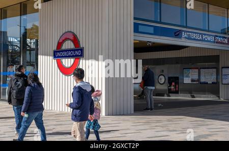Londra. REGNO UNITO. 10.03.2021. Il cartello della metropolitana di Londra e l'ingresso alla nuova estensione della Northern Line per la centrale elettrica di Battersea. Foto Stock