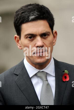 Il Segretario degli Esteri David Miliband arriva per un servizio speciale che commemora il passaggio della generazione di combattenti dalla prima Guerra Mondiale all'Abbazia di Westminster il 11 novembre 2009 a Londra, Inghilterra. Foto Stock