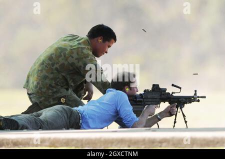 Il Principe William spara una mitragliatrice F-89 Minimi alle caserme dell'esercito di Holsworthy il secondo giorno della sua visita in Australia il 20 gennaio 2010 a Sydney, Australia. Foto Stock