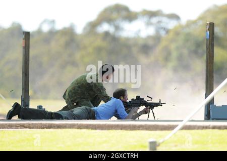 Il Principe William spara una mitragliatrice F-89 Minimi alle caserme dell'esercito di Holsworthy il secondo giorno della sua visita in Australia il 20 gennaio 2010 a Sydney, Australia. Foto Stock