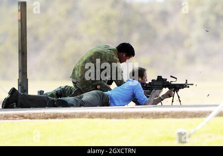 Il Principe William spara una mitragliatrice F-89 Minimi alle caserme dell'esercito di Holsworthy il secondo giorno della sua visita in Australia il 20 gennaio 2010 a Sydney, Australia. Foto Stock