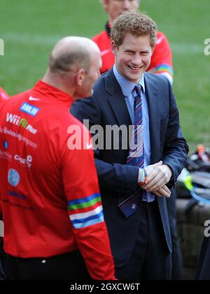 Il principe Harry e l'ex giocatore di rugby inglese Lawrence Dallaglio chiacchierano con i ciclisti che partecipano al Dallaglio Cycle Slam al Twickenham Stadium il 25 febbraio 2010 a Londra, Inghilterra. Dallaglio e altri ciclisti stanno pedalando più di 1.700 km attraverso l'Europa sperando di raccogliere più di 1 milione di sterline per beneficenza. Foto Stock