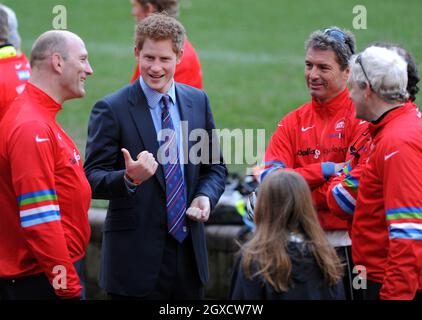 Il principe Harry e l'ex giocatore di rugby inglese Lawrence Dallaglio chiacchierano con i ciclisti che partecipano al Dallaglio Cycle Slam al Twickenham Stadium il 25 febbraio 2010 a Londra, Inghilterra. Dallaglio e altri ciclisti stanno pedalando più di 1.700 km attraverso l'Europa sperando di raccogliere più di 1 milione di sterline per beneficenza. Foto Stock