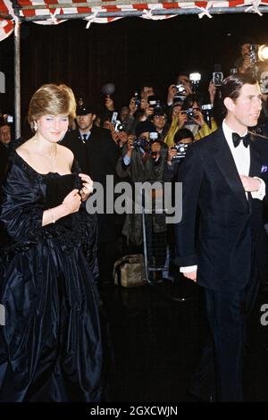 **FOTO DEL FILE** Lady Diana Spencer, in seguito diventata Diana, Principessa del Galles, imposta i flashbulbi che spuntano mentre indossa un vestito nero Emanuel rivelante partecipando al suo primo fidanzamento ufficiale con il Principe Carlo ad un concerto di raccolta fondi presso la Goldsmiths Hall di Londra nel marzo 1981. I designer Elizabeth e David Emanuel hanno in mano un'asta di abiti indossati dalla compiuta principessa Diana. Gli abiti saranno destinati all'asta l'8 giugno 2010 a Londra, presso le aste specializzate di moda d'epoca Kerry Taylor Auctions. Foto Stock