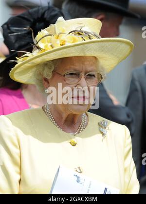 La Regina Elisabetta partecipa al Derby Investec a Epsom Downs , Londra Foto Stock