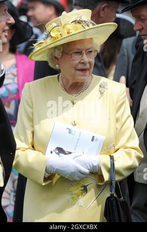 La Regina Elisabetta partecipa al Derby Investec a Epsom Downs , Londra Foto Stock