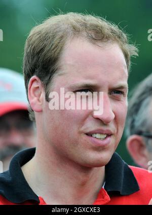 Il Principe William suona la polo al Cirencester Park il 6 giugno 2010. Foto Stock