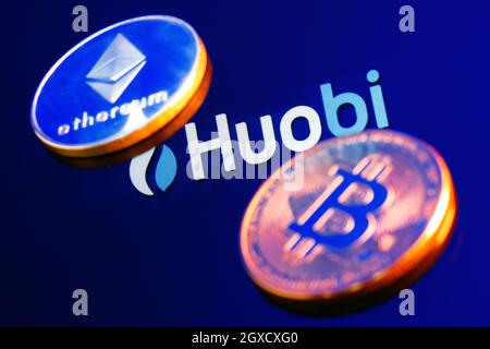 Huobi è uno scambio di criptovaluta. Logo Huobi circondato da Bitcoin e Ethereum Foto Stock