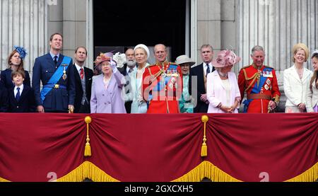 Membri della Famiglia reale, tra cui la Principessa Beatrice, il Principe Guglielmo, il Principe Edoardo, Conte di Wessex, la Regina Elisabetta II, Principe e Principessa Michael di Kent, Principe Filippo, Duca di Edimburgo il Principe Andrew, Duca di York, Camilla, Duchessa di Cornovaglia e il Principe Carlo, Principe di Galles si ergono sul balcone di Buckingham Palace a Londra in seguito alla cerimonia di Trooping the Color il 12 giugno 2010. Foto Stock