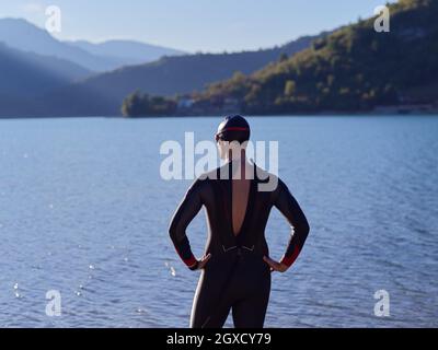 autentico ritratto da nuotatore triathlete con muta durante l'allenamento mattutino Foto Stock