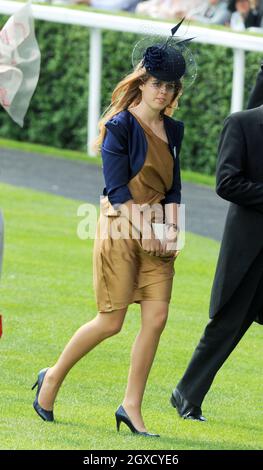 La principessa Beatrice partecipa al giorno delle Signore al Royal Ascot il 17 giugno 2010. Foto Stock