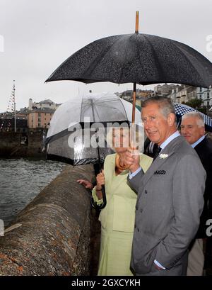 Il Principe Carlo, il Principe del Galles e Camilla, i Duchi della Cornovaglia guardano un 'passato' mentre visitano il Royal Yacht Club di Falmouth, Cornovaglia Foto Stock