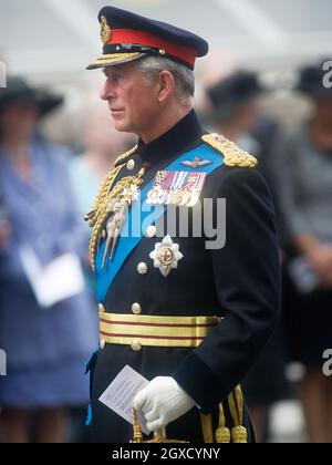 Il Principe Carlo, Principe di Galles, partecipa a un servizio commemorativo presso il Cenotaph per celebrare il 65° anniversario del VJ Day il 15 agosto 2010 a Londra, Inghilterra. Foto Stock