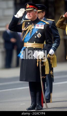 Il Principe Carlo, Principe di Galles, partecipa a un servizio commemorativo presso il Cenotaph per celebrare il 65° anniversario del VJ Day il 15 agosto 2010 a Londra, Inghilterra. Foto Stock