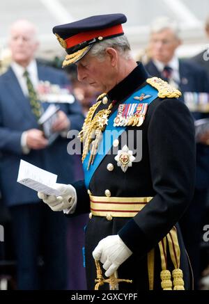 Il Principe Carlo, Principe di Galles, partecipa a un servizio commemorativo presso il Cenotaph per celebrare il 65° anniversario del VJ Day il 15 agosto 2010 a Londra, Inghilterra. Foto Stock