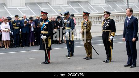 Camilla, Duchessa di Cornovaglia (L), Principe Carlo, Principe del Galles e primo Ministro David Cameron (a destra) partecipano a un servizio commemorativo al Cenotaph per celebrare il 65° anniversario del VJ Day il 15 agosto 2010 a Londra, Inghilterra. Foto Stock