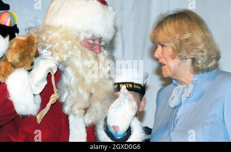 Camilla, duchessa di Cornovaglia incontra il padre Natale quando accende le luci di Natale a Bath. Foto Stock