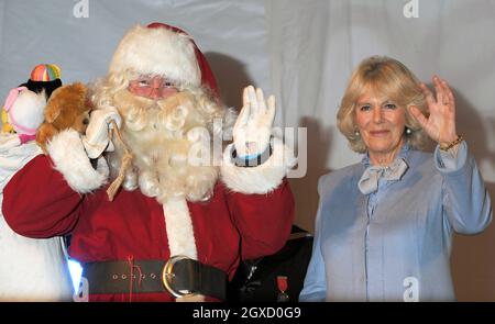 Camilla, duchessa di Cornovaglia incontra il padre Natale quando accende le luci di Natale a Bath. Foto Stock