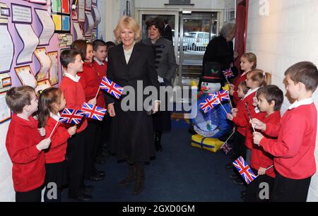 Camilla, Duchessa di Cornovaglia passa un pupazzo di neve quando arriva per una visita alla scuola elementare Corsham Regis nel Wiltshire. Foto Stock