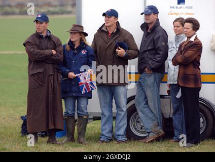 Foto di archivio di Zara Phillips e Mike Tindall. La nipote della regina Zara Phillips si è fidanzata del ragazzo di lunga durata Mike Tindall, Buckingham Palace ha detto oggi, 21 dicembre 2010. Zara Phillips è guardata da fratello Peter Phillips (L), la sua fidanzata Autumn Kelly, il boyfiend Mike Tindall e la madre principessa Anne mentre completa l'evento finale di salto di spettacolo con un round chiaro per diventare campione europeo al Blenheim Petplan European Eventing Championships che si tiene al Blenheim Palace il 11 settembre, 2005 a Blenheim, Inghilterra. (Foto di Anwar Hussein) Foto Stock