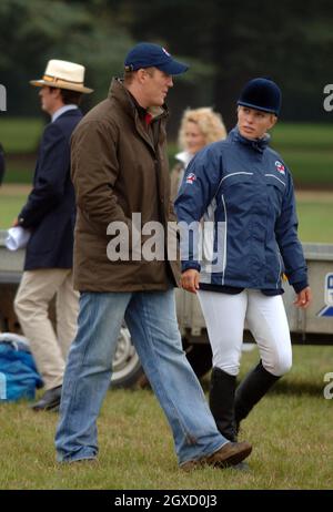 Foto di archivio di Zara Phillips e Mike Tindall. La nipote della regina Zara Phillips si è fidanzata del ragazzo di lunga durata Mike Tindall, Buckingham Palace ha detto oggi, 21 dicembre 2010. Zara Phillips chiacchiera con il boyfriend Mark Tindall dopo aver completato l'evento finale di show-jumping con un round chiaro per diventare campione europeo al Blenheim Petplan European Eventing Championships tenutosi a Blenheim Palace il 11 settembre 2005 a Blenheim, Inghilterra. (Foto di Anwar Hussein) Foto Stock