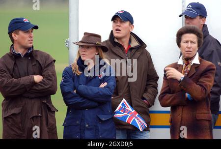 Foto di archivio di Zara Phillips e Mike Tindall. La nipote della regina Zara Phillips si è fidanzata del ragazzo di lunga durata Mike Tindall, Buckingham Palace ha detto oggi, 21 dicembre 2010. Zara Phillips è guardata da fratello Peter Phillips (L), la sua fidanzata Autumn Kelly, il boyfiend Mike Tindall e la madre principessa Anne mentre completa l'evento finale di salto di spettacolo con un round chiaro per diventare campione europeo al Blenheim Petplan European Eventing Championships che si tiene al Blenheim Palace il 11 settembre, 2005 a Blenheim, Inghilterra. (Foto di Anwar Hussein) Foto Stock