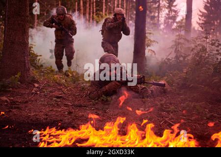 Modern Warfare Soldiers Squad in esecuzione come squadra nella formazione della battaglia Foto Stock